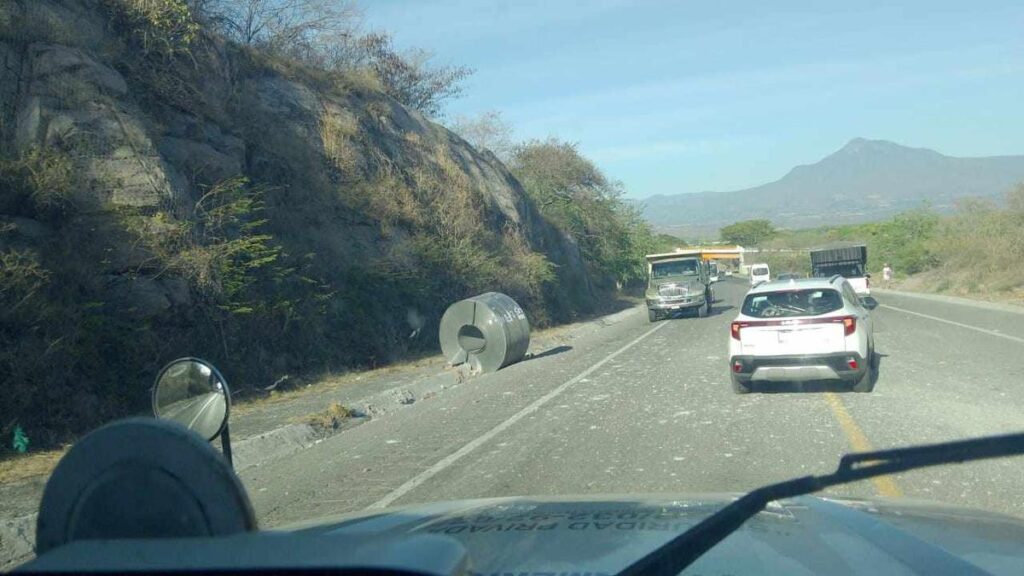 Accidente autopista Siglo XXI: Plataforma se desprende de tráiler-1