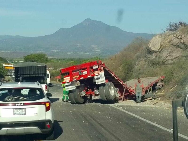 Accidente autopista Siglo XXI: Plataforma se desprende de tráiler