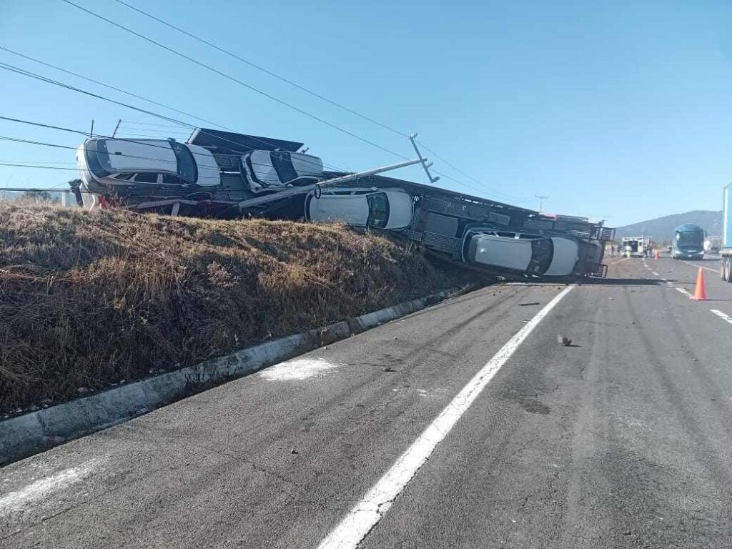 Accidente camión “nodriza” vuelca y derriba poste de CFE en la autopista Pátzcuaro – Copándaro