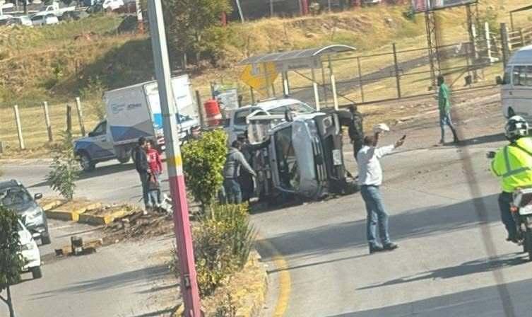 Accidente: Choque entre camioneta y auto deja 6 heridos en Zitácuaro-3