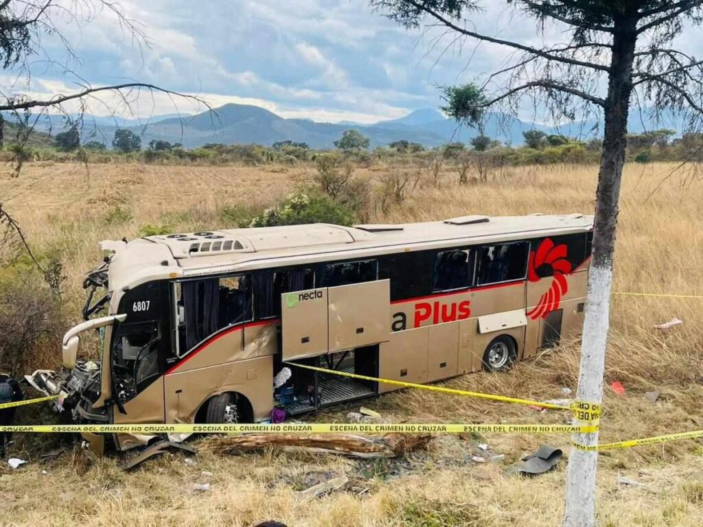 Accidente de autobús deja 1 muerto y 19 heridos en la México-Guadalajara 1