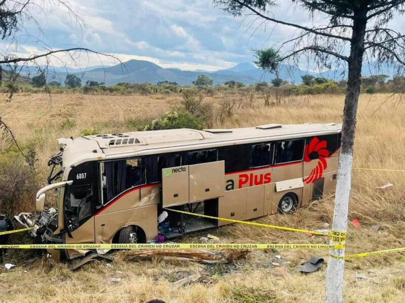 Accidente de autobús deja 1 muerto y 19 heridos en la México-Guadalajara 1