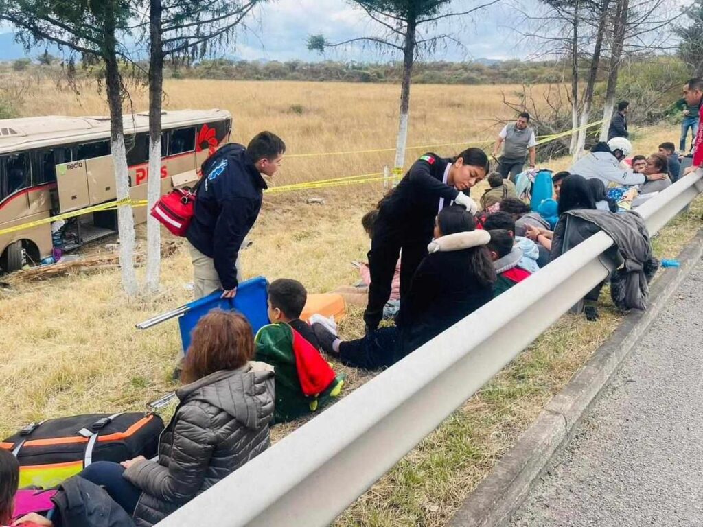 Accidente de autobús deja 1 muerto y 19 heridos en la México-Guadalajara