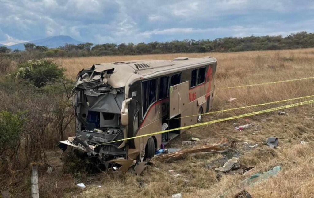 Accidente de autobús deja 1 muerto y 19 heridos en la México-Guadalajara 4