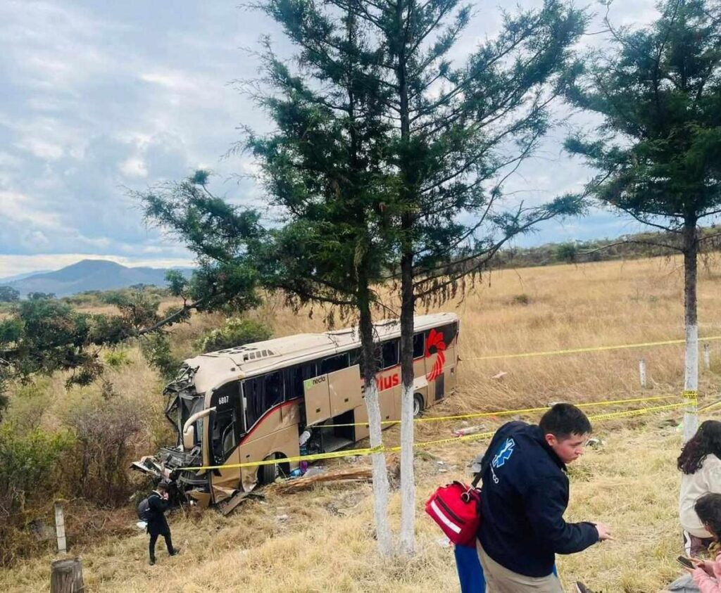 Accidente de autobús deja 1 muerto y 19 heridos en la México-Guadalajara 5