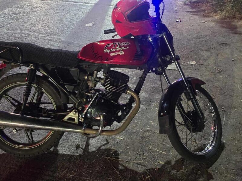 Accidente de motociclista presuntamente ebrio cae de su unidad y queda herido