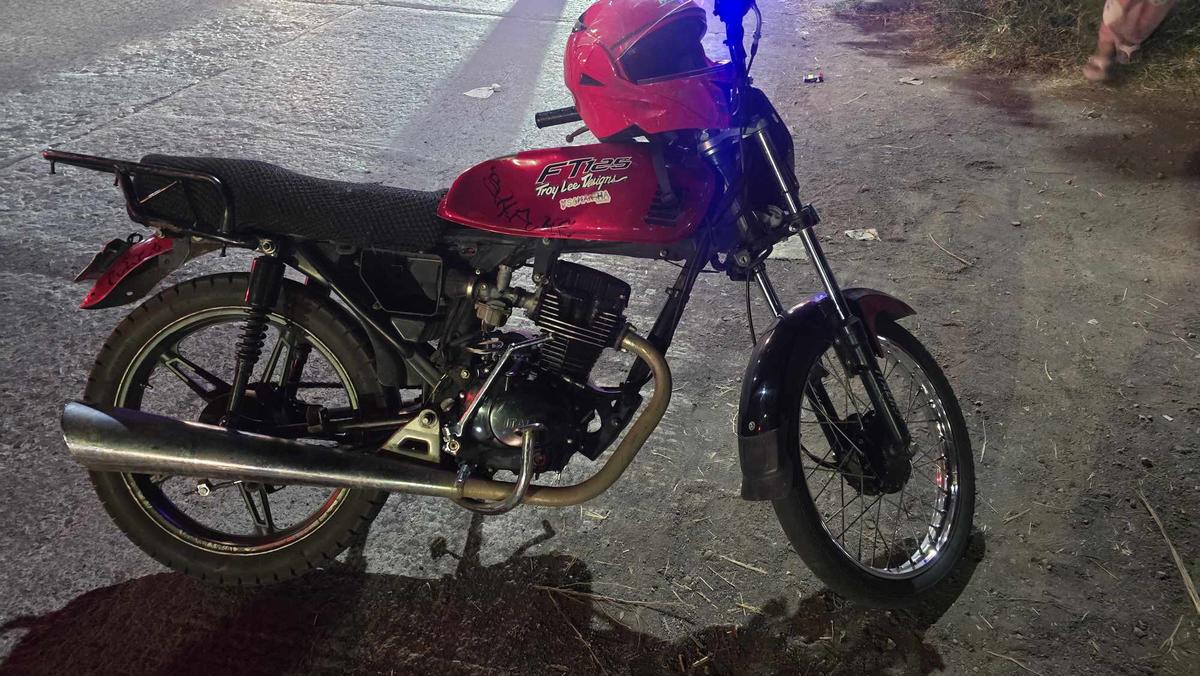 Accidente de motociclista presuntamente ebrio cae de su unidad y queda herido