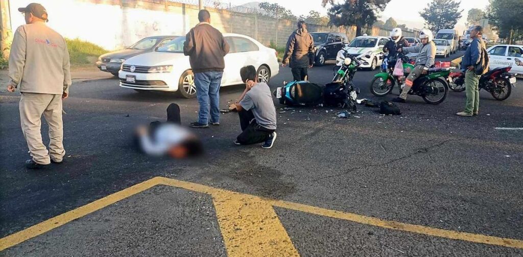 accidente deja 2 heridos tras choque de motocicleta y auto, en el Libramiento de Uruapan