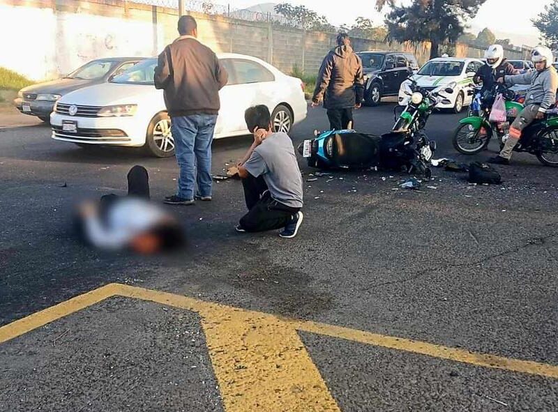 accidente deja 2 heridos tras choque de motocicleta y auto, en el Libramiento de Uruapan