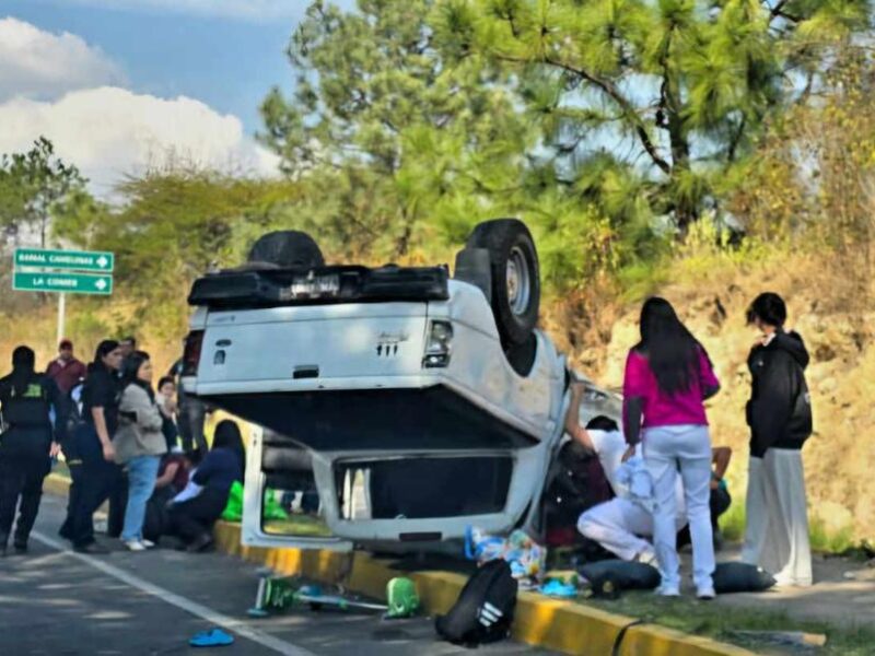 accidente en Altozano: Volcadura de camioneta deja 4 personas lastimadas