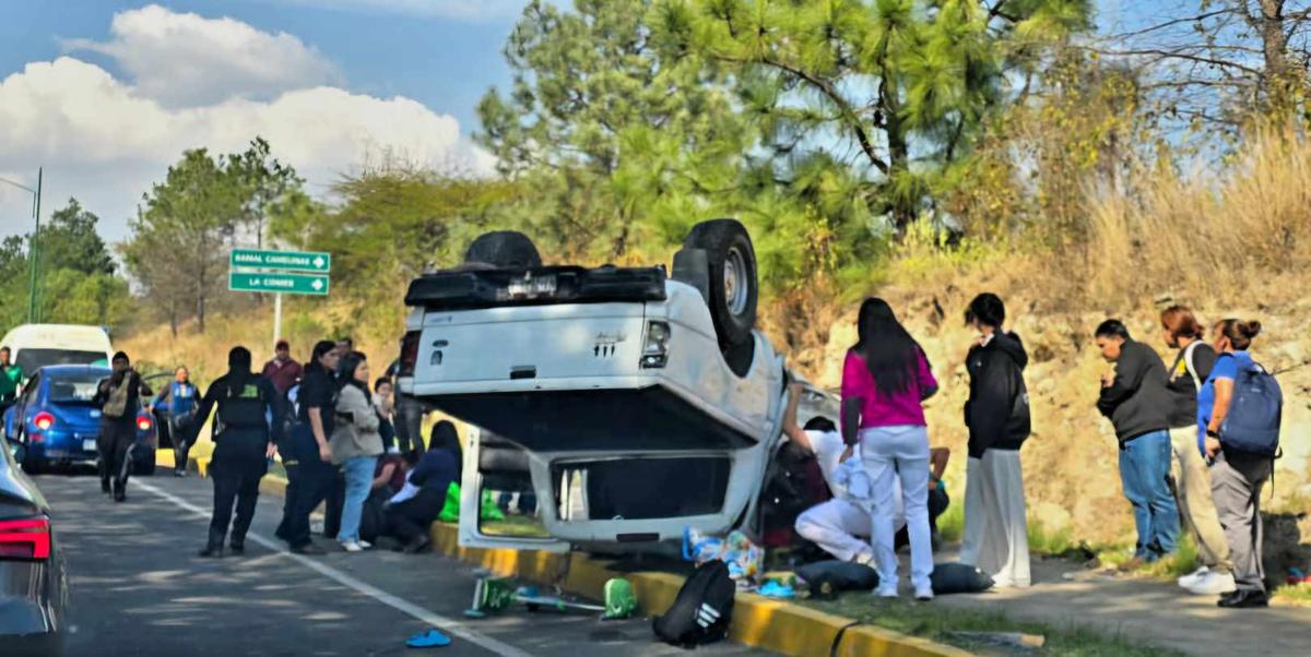 accidente en Altozano: Volcadura de camioneta deja 4 personas lastimadas