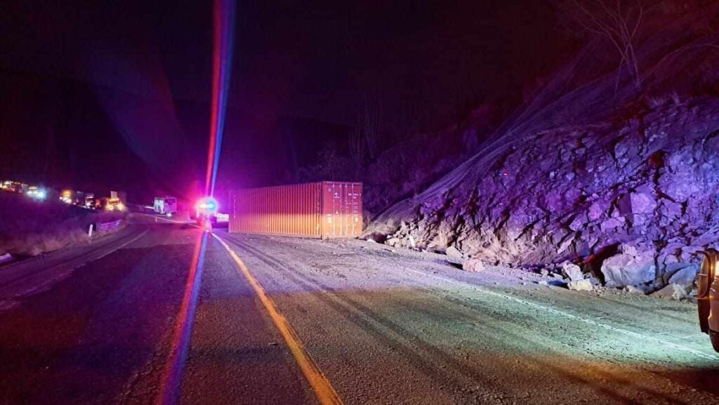 accidente en la Autopista Siglo XXI Contenedor remolcado se “zafa”