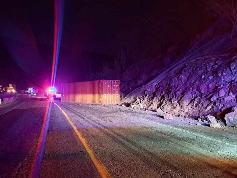 accidente en la Autopista Siglo XXI Contenedor remolcado se “zafa”