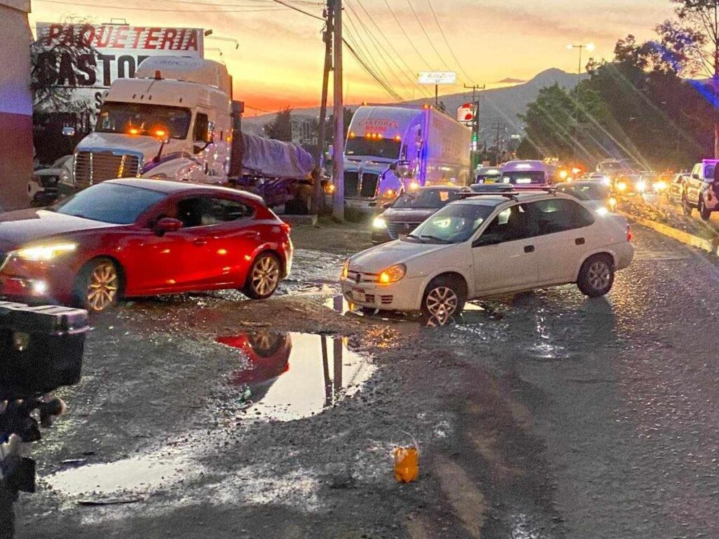 accidente Motociclista cae en bache y queda malherido