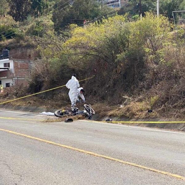 Adolescente muere en derrape de moto sobre la Morelia-Mil Cumbres; hay 1 herido