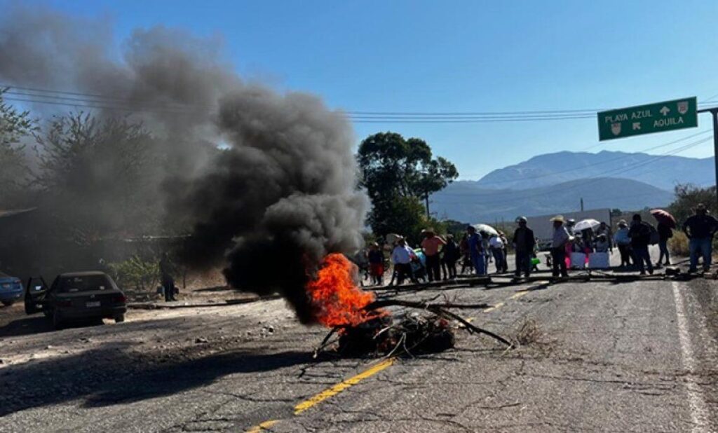 Aquila: maestros bloquean carretera costera