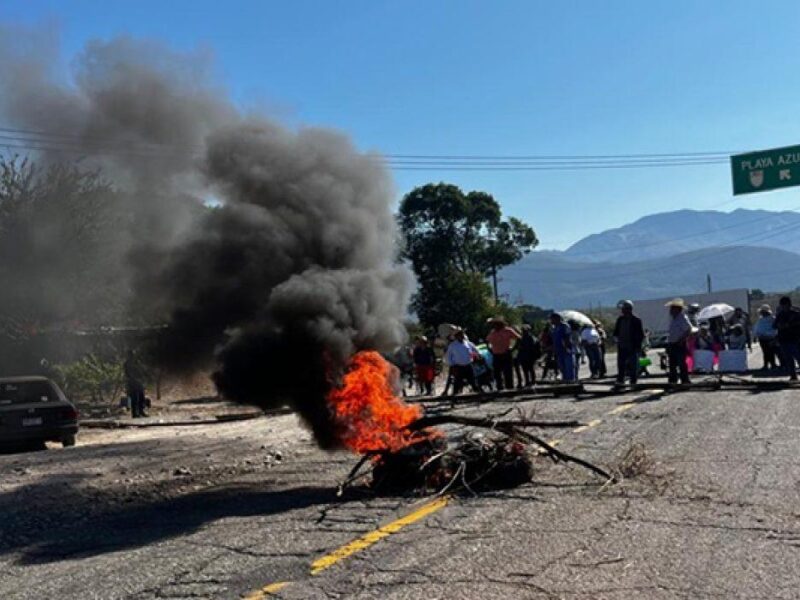 Aquila: maestros bloquean carretera costera