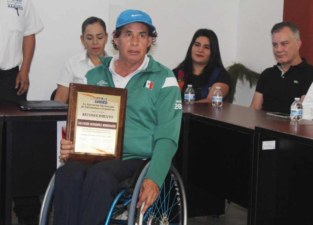 atletas y entrenadora paralímpicos reciben reconocimiento