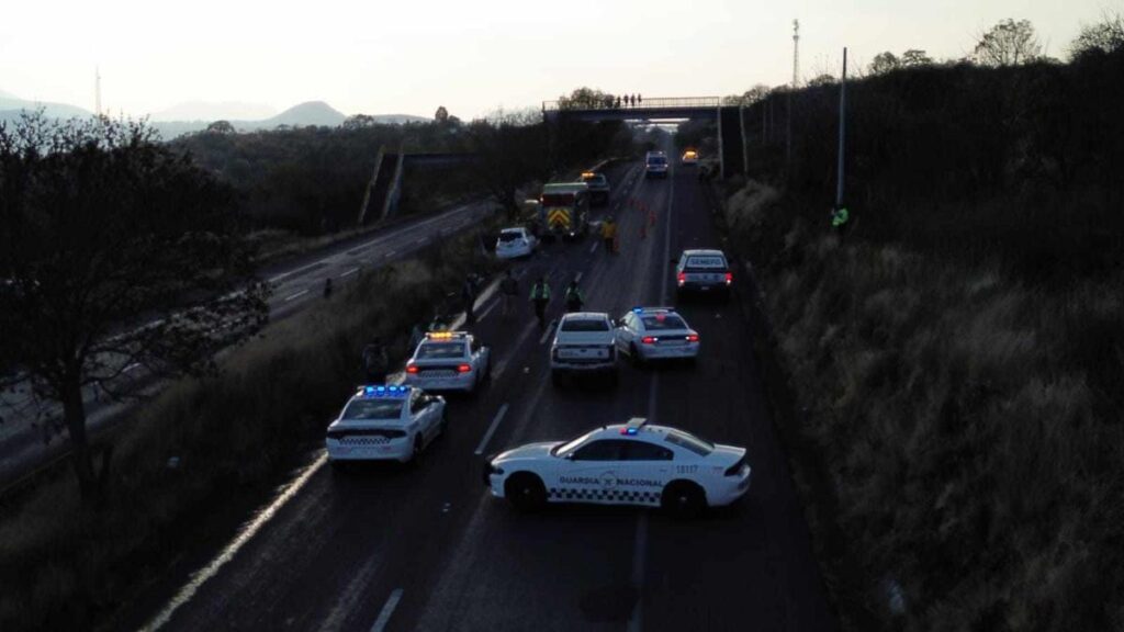 Auto choca contra contención metálica en la Morelia-Pátzcuaro; hay 1 muerto-3