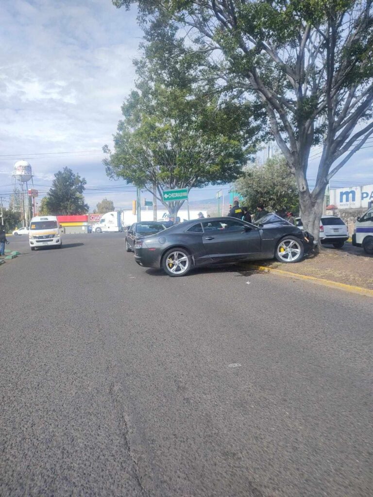 Auto choca en accidente contra árbol en la Av. Francisco J. Múgica de Morelia