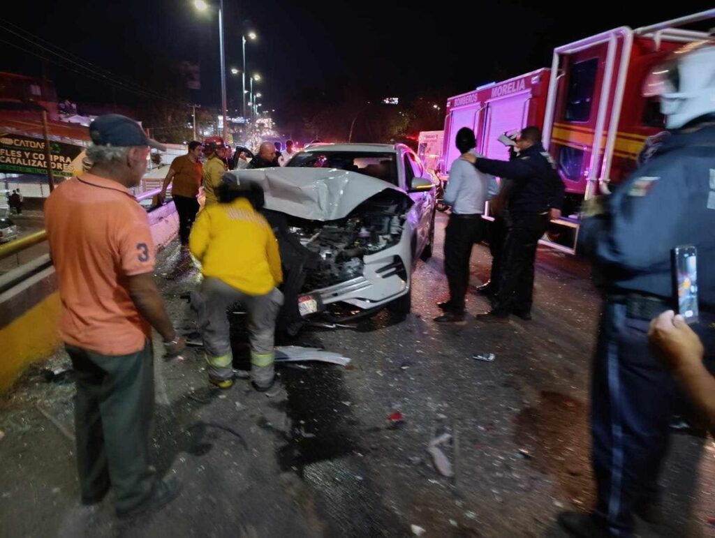 auto choca en el libramiento de Morelia; familia queda herida