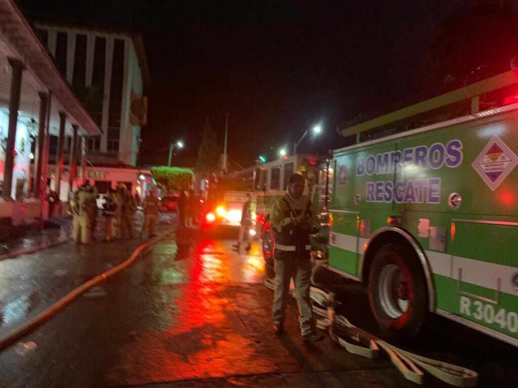 Bar “Katara” es consumido por voraz incendio, en el Centro de Uruapan-1