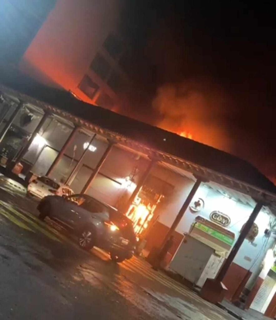 Bar “Katara” es consumido por voraz incendio, en el Centro de Uruapan-2