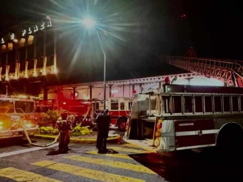 Bar “Katara” es consumido por voraz incendio, en el Centro de Uruapan