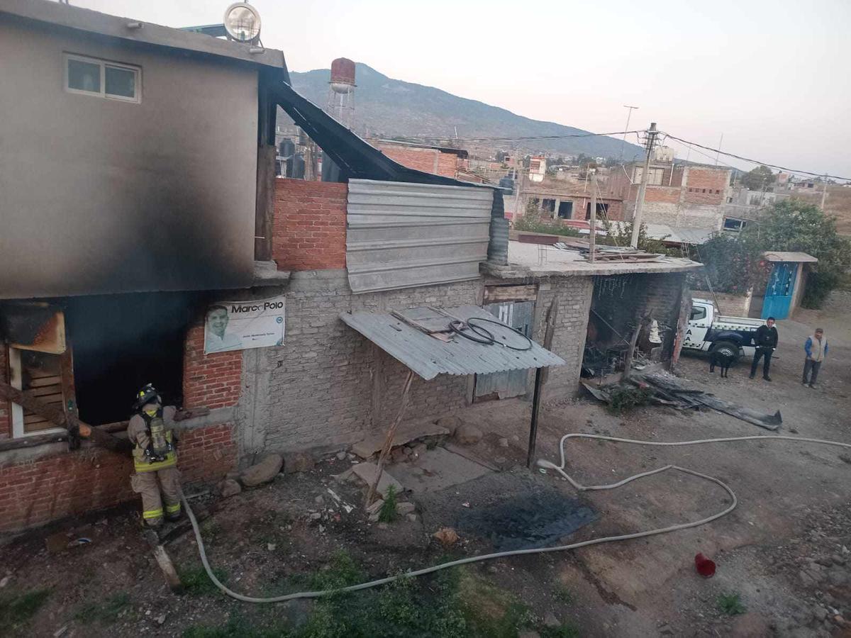 Bomberos de Morelia sofocan incendio en vivienda de la Hermenegildo Galeana 1