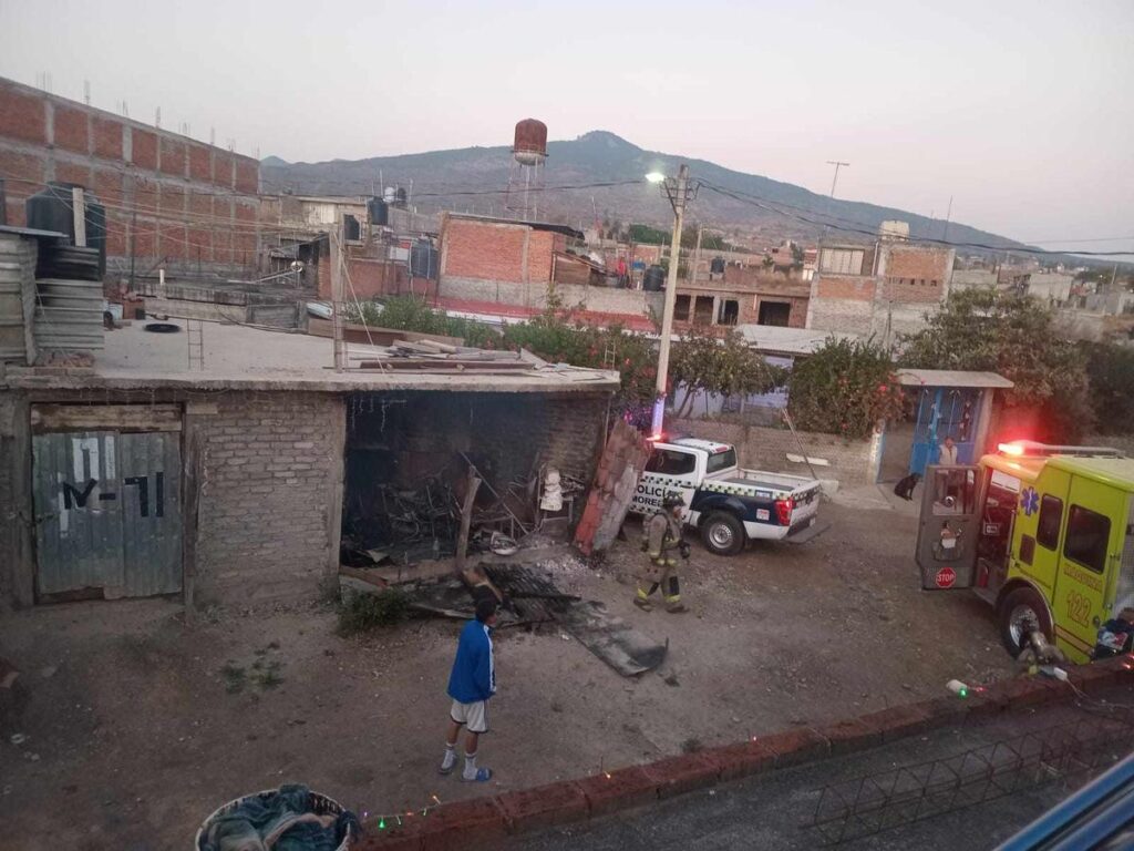 Bomberos de Morelia sofocan incendio en vivienda de la Hermenegildo Galeana