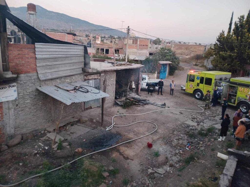 Bomberos de Morelia sofocan incendio en vivienda de la Hermenegildo Galeana 2