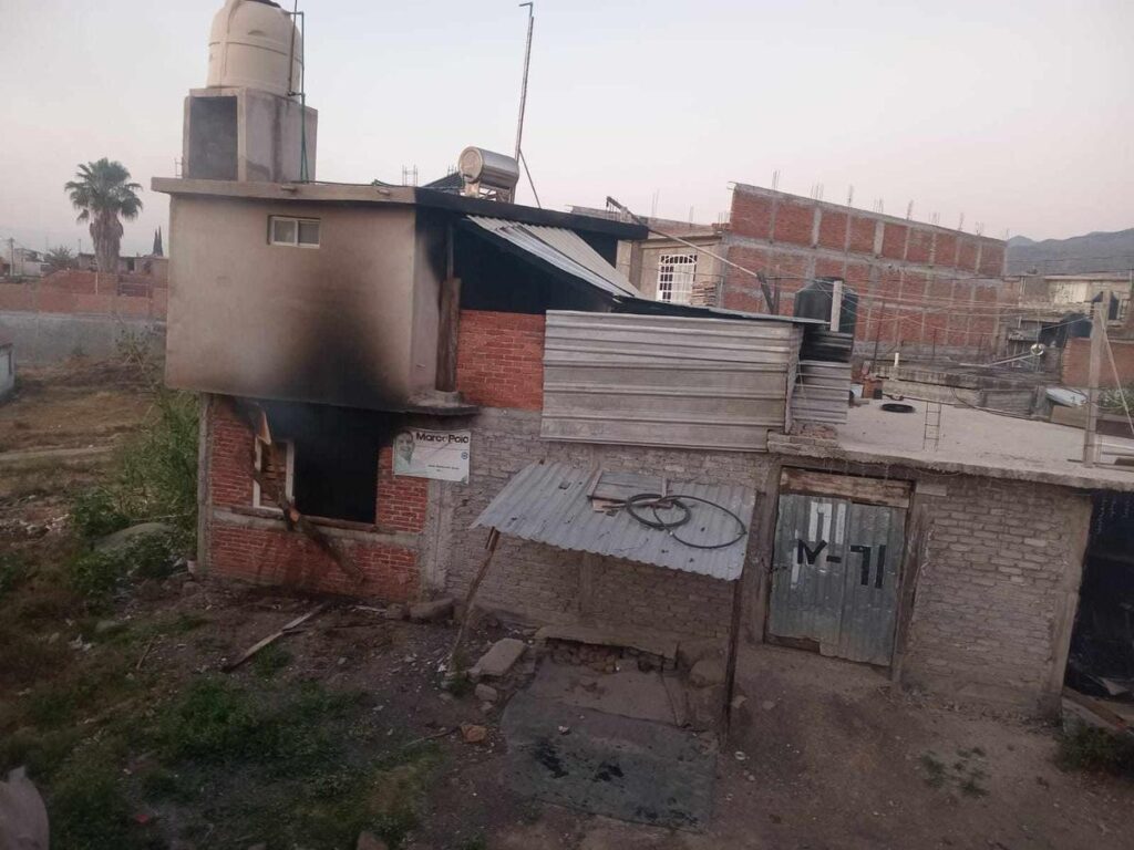 Bomberos de Morelia sofocan incendio en vivienda de la Hermenegildo Galeana 3