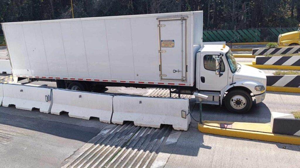 Cae rollo metálico de plataforma y genera caos vehicular en la Siglo XXI-2