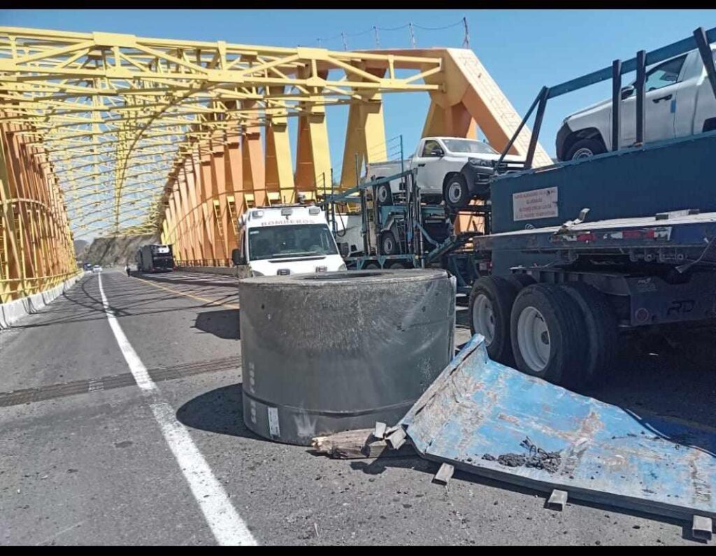 Cae rollo metálico de plataforma y genera caos vehicular en la Siglo XXI-3