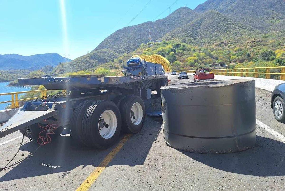 Cae rollo metálico de plataforma y genera caos vehicular en la Siglo XXI