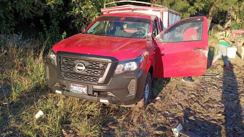 Camioneta cargada con pescados se accidenta en la autopista Siglo XXI-1