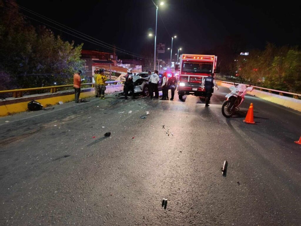 Camioneta choca contra auto en el libramiento de Morelia; familia queda herida