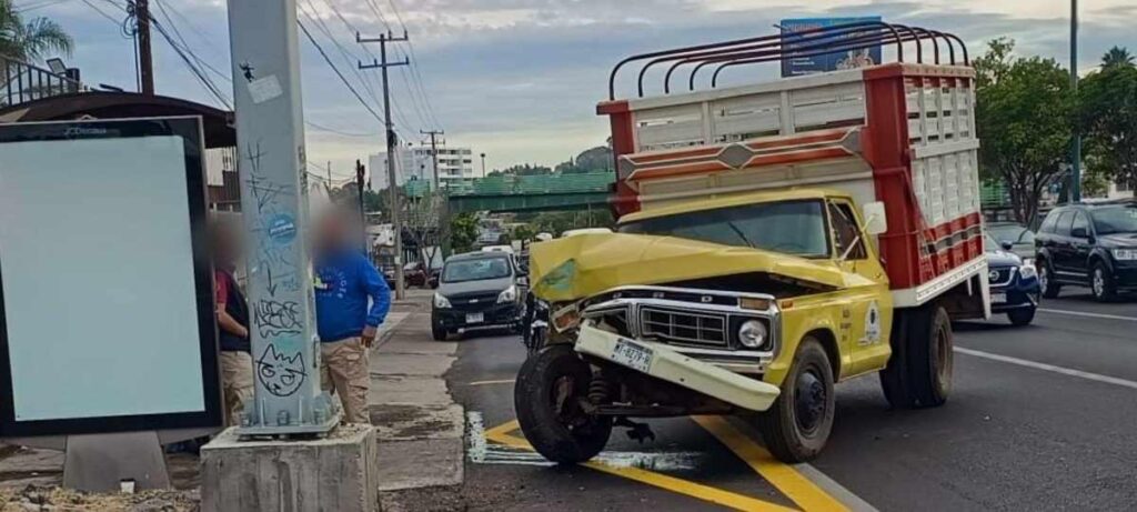 Camioneta choca contra poste del C5i en accidente sobre el periférico sur de Morelia