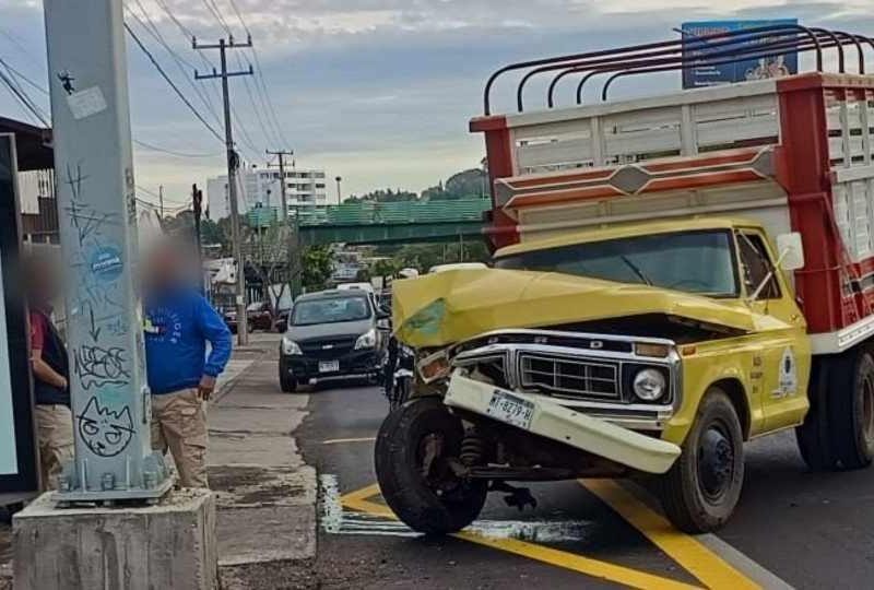 Camioneta choca contra poste del C5i en accidente sobre el periférico sur de Morelia