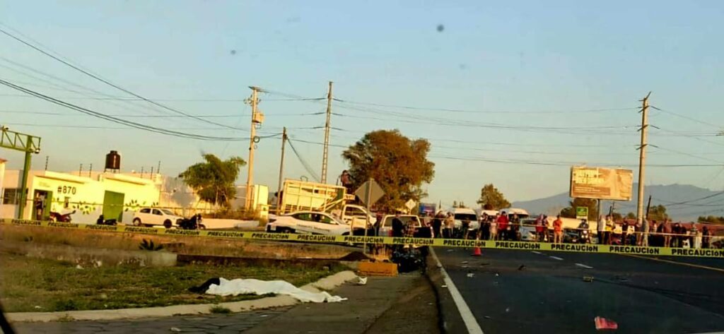 camioneta enviste a motociclista en Peribán, dejando lo muerto