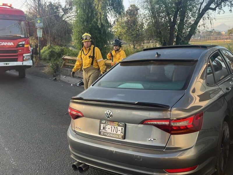 Choque de auto y combi de la Ruta Gris