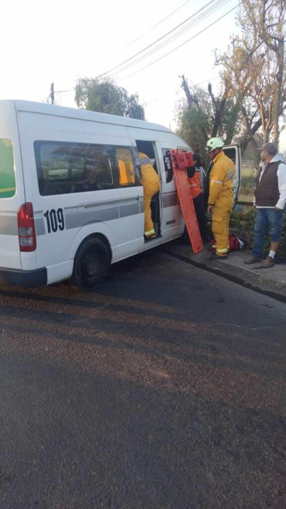 Choque de auto y combi de la Ruta Gris 1