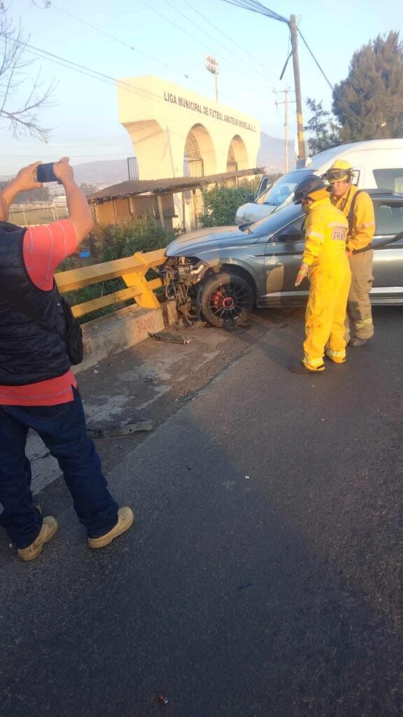 Choque de auto y combi de la Ruta Gris 2