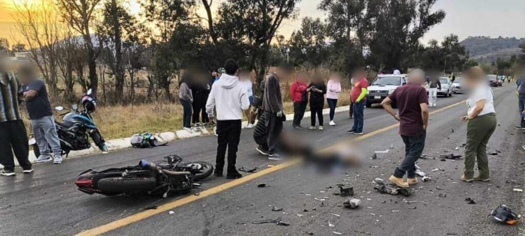 Choque de moto contra camioneta deja un adolescente muerto y un herido en la Morelia-Quiroga