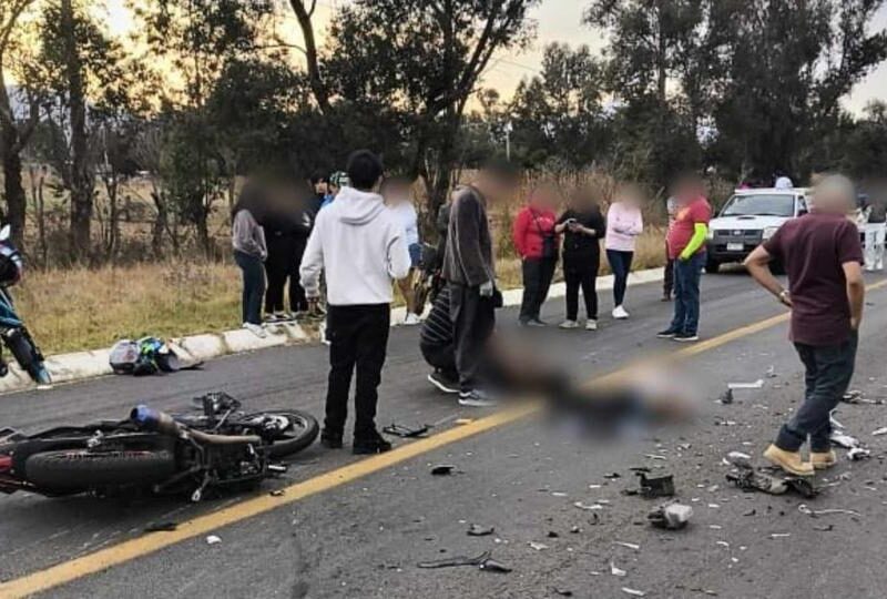 Choque de moto contra camioneta deja un adolescente muerto y un herido en la Morelia-Quiroga