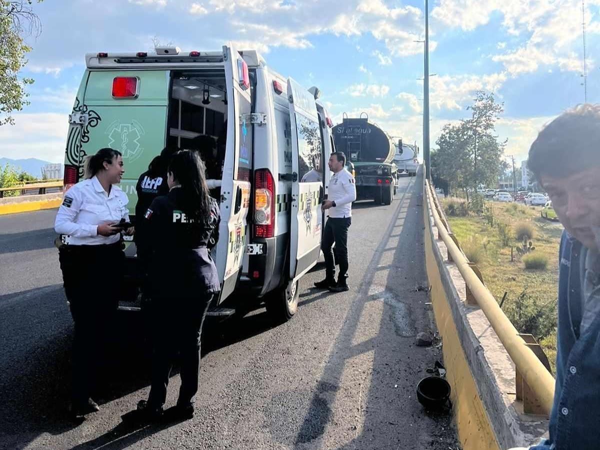 choque de moto y pipa frente a la Terminal de Autobuses de Morelia