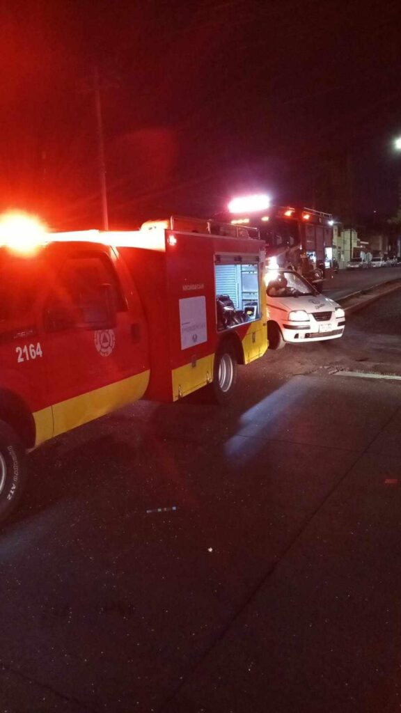 Choque entre 2 autos sobre la Av. Periodismo de Morelia