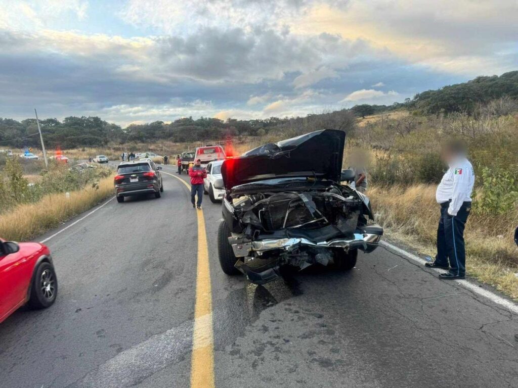 choque entre camioneta y 2 taxis en la Morelia-Quiroga