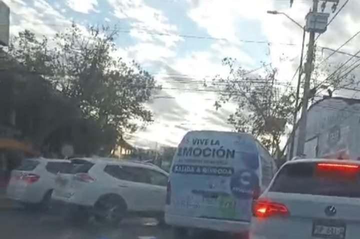 choque entre combi Ruta Amarilla y camioneta al sur de Morelia