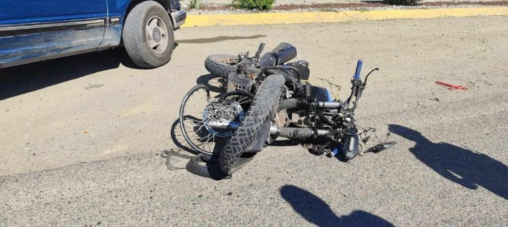 Choque entre moto y camioneta deja un muerto sobre la Huetamo-Comburindio-4